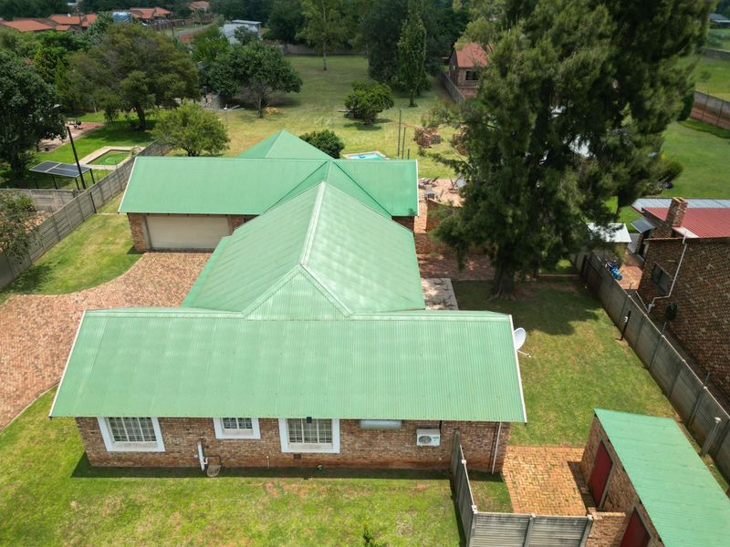 3 Bedroom home for sale with pool - Photo 1