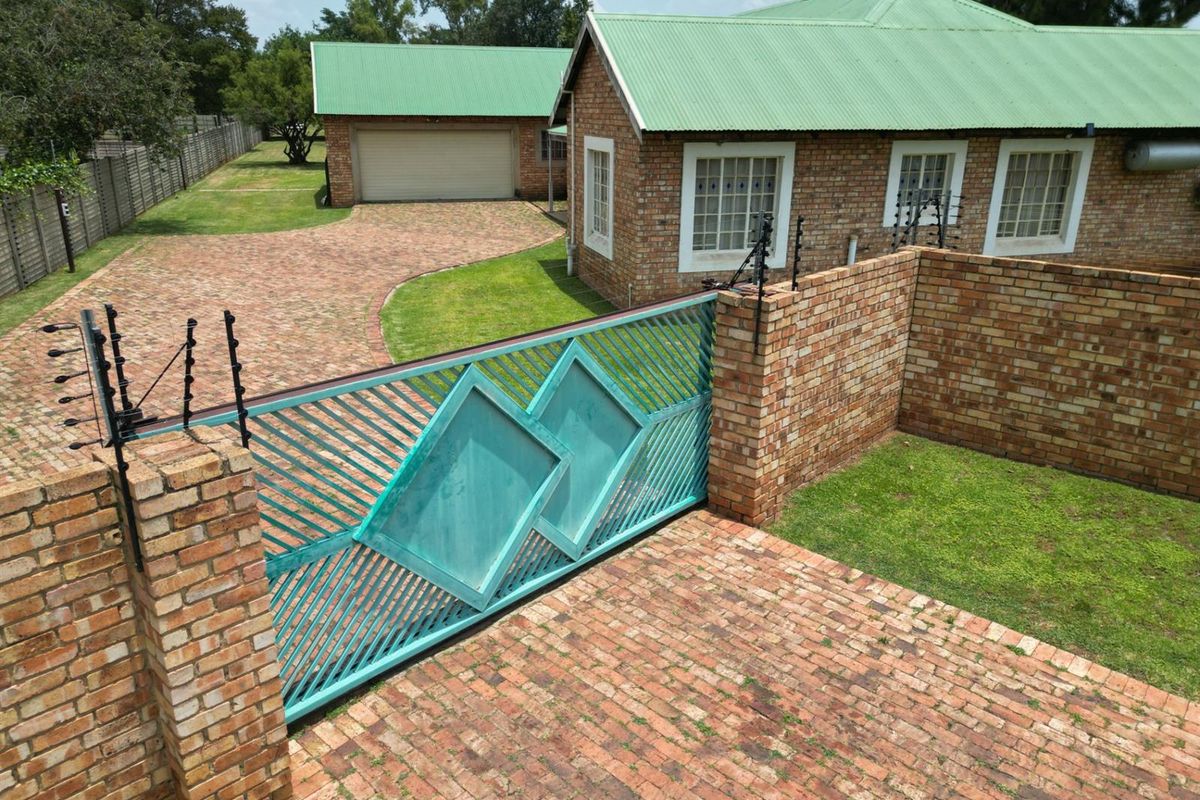 3 Bedroom home for sale with pool - Photo 5