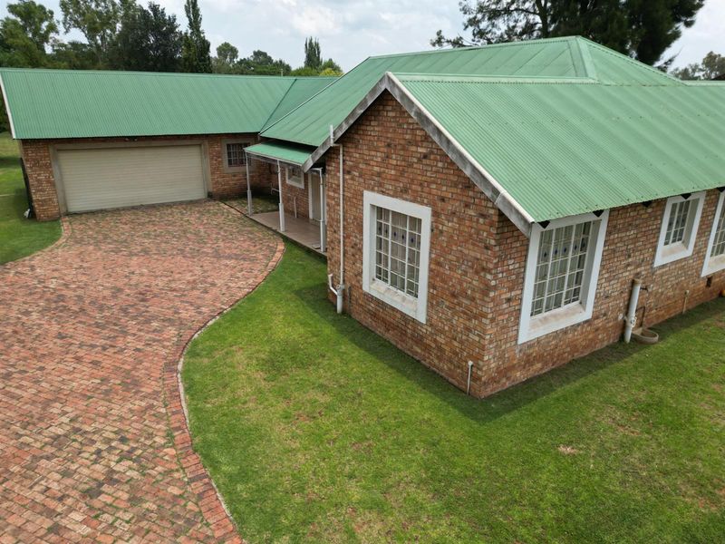 3 Bedroom home for sale with pool - Photo 4