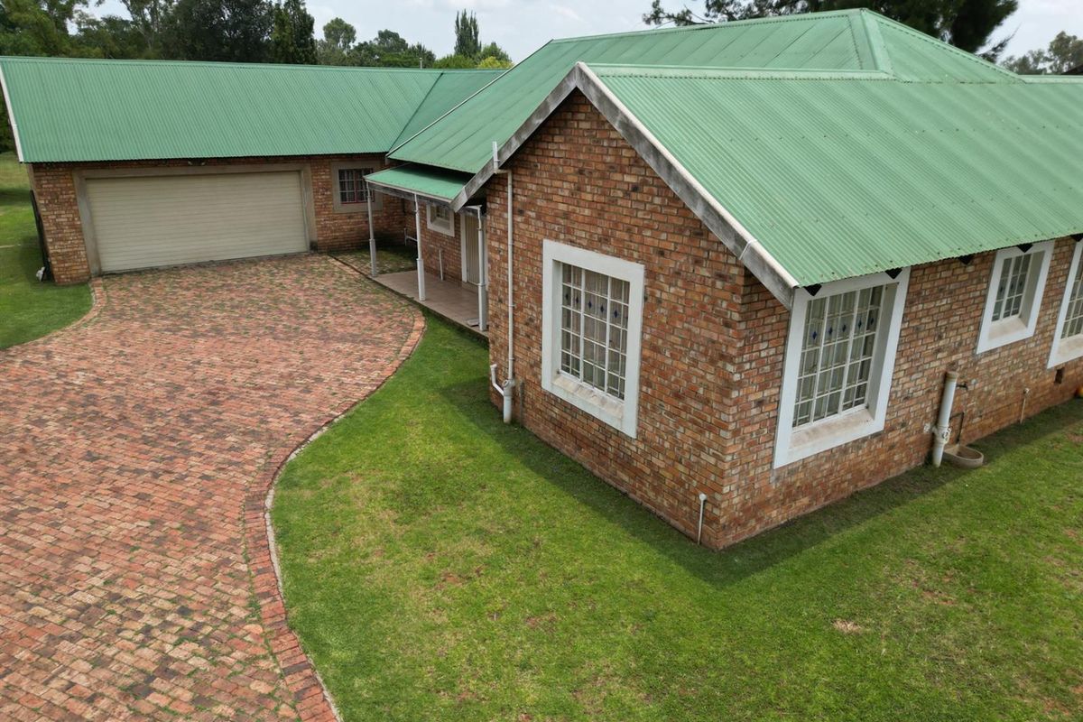 3 Bedroom home for sale with pool - Photo 4