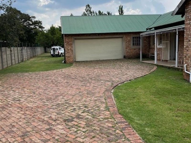 3 Bedroom home for sale with pool - Photo 7