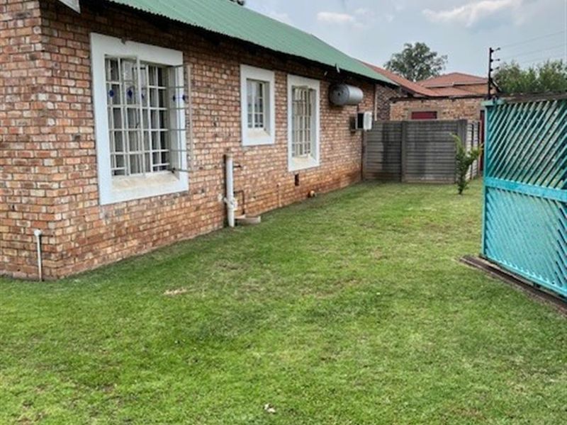 3 Bedroom home for sale with pool - Photo 6