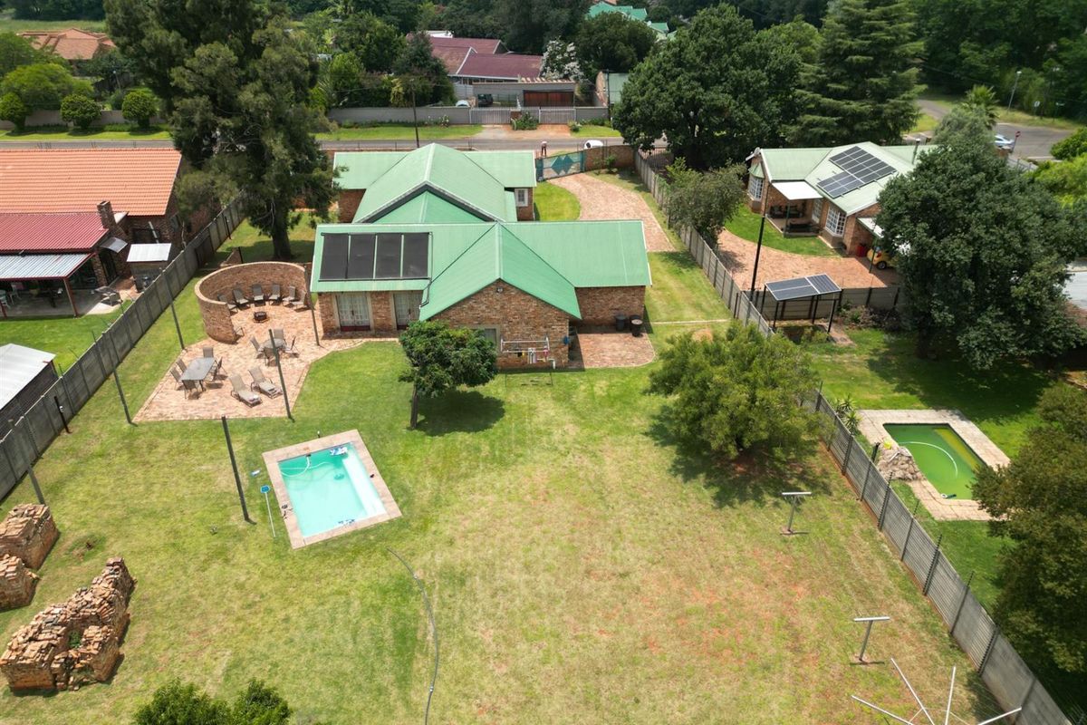 3 Bedroom home for sale with pool - Photo 3