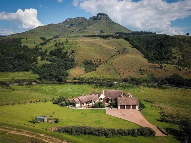 Bespoke 4-Bedroom Country Home in secure estate in Underberg - Photo 2