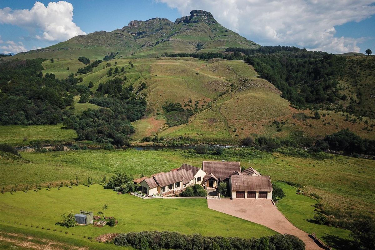 Bespoke 4-Bedroom Country Home in secure estate in Underberg - Photo 2