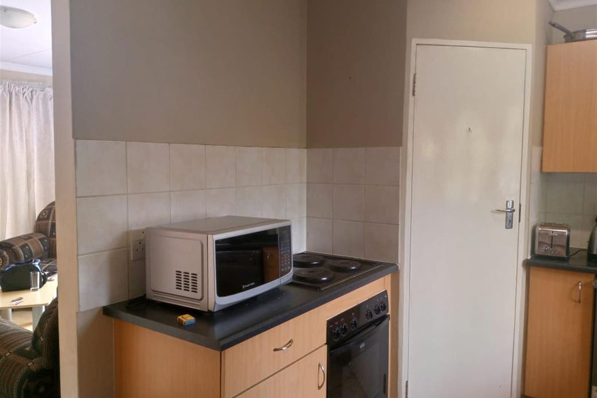 House For Sale in Equestria, Pretoria - Photo 4