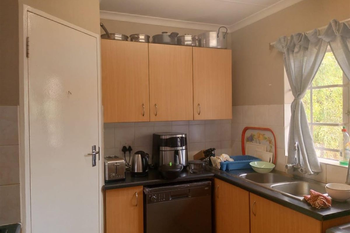 House For Sale in Equestria, Pretoria - Photo 3