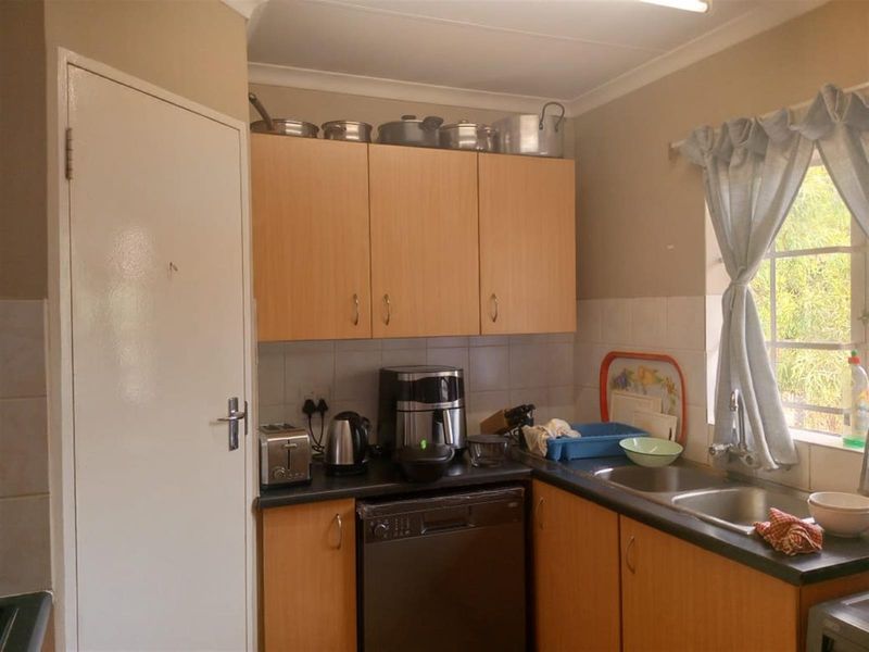 House For Sale in Equestria, Pretoria - Photo 9