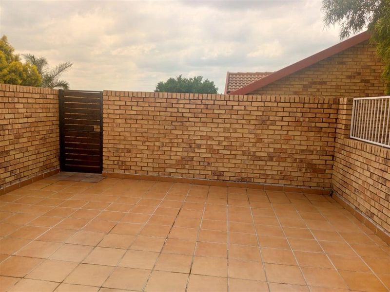House For Sale in Equestria, Pretoria - Photo 2