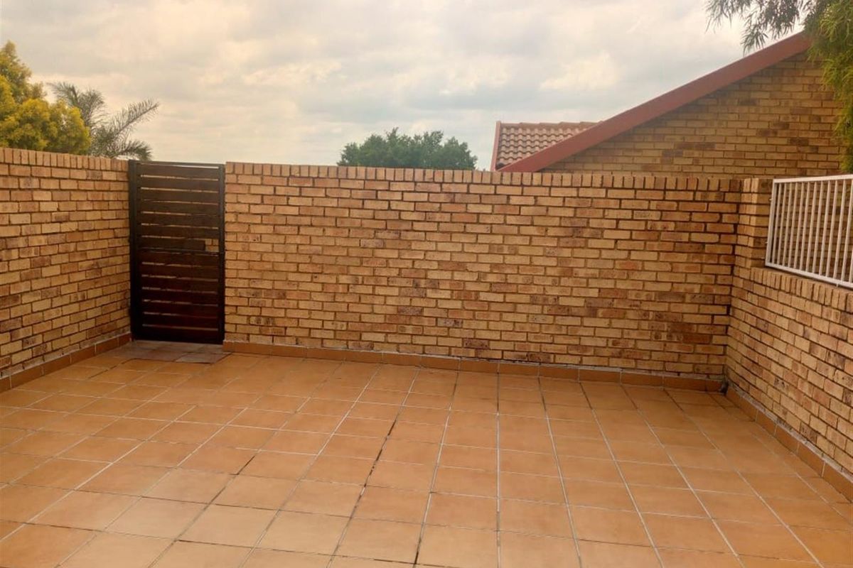 House For Sale in Equestria, Pretoria - Photo 2