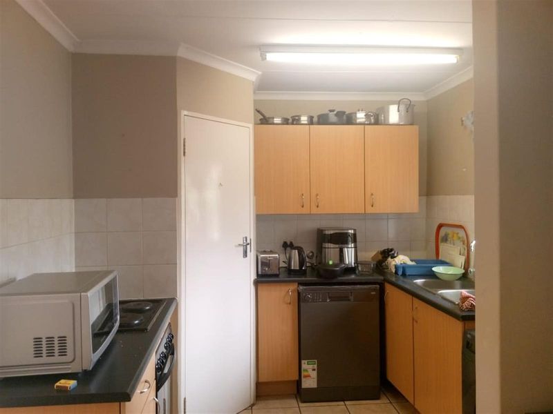 House For Sale in Equestria, Pretoria - Photo 8