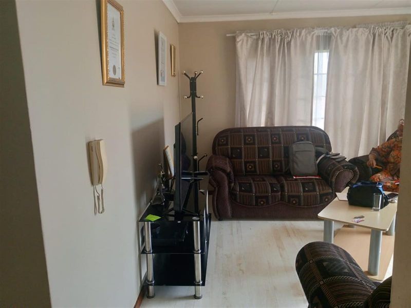 House For Sale in Equestria, Pretoria - Photo 4