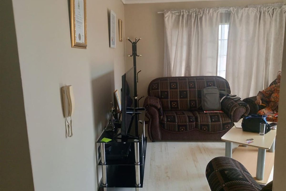 House For Sale in Equestria, Pretoria - Photo 4