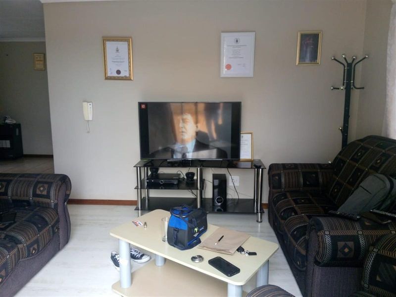 House For Sale in Equestria, Pretoria - Photo 3