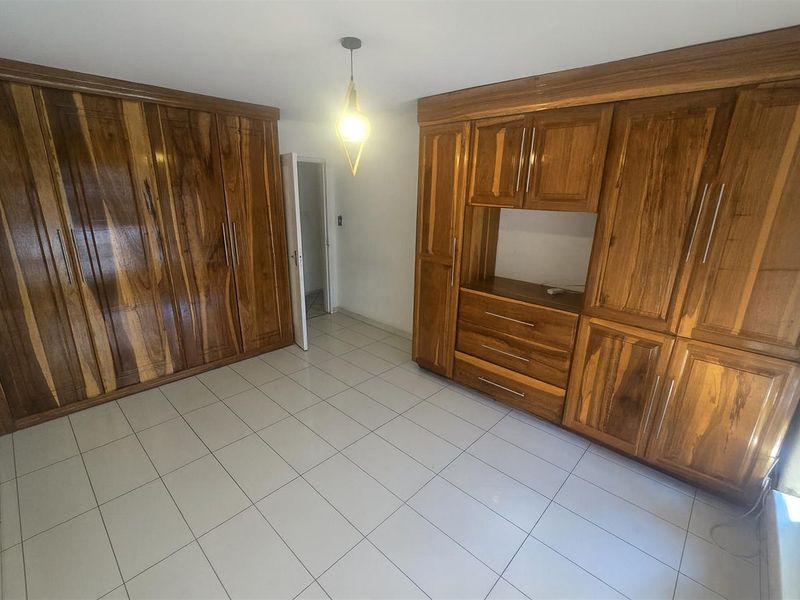 Modern 2 Bedroom Townhouse for Sale - Florida, Roodepoort - Photo 7