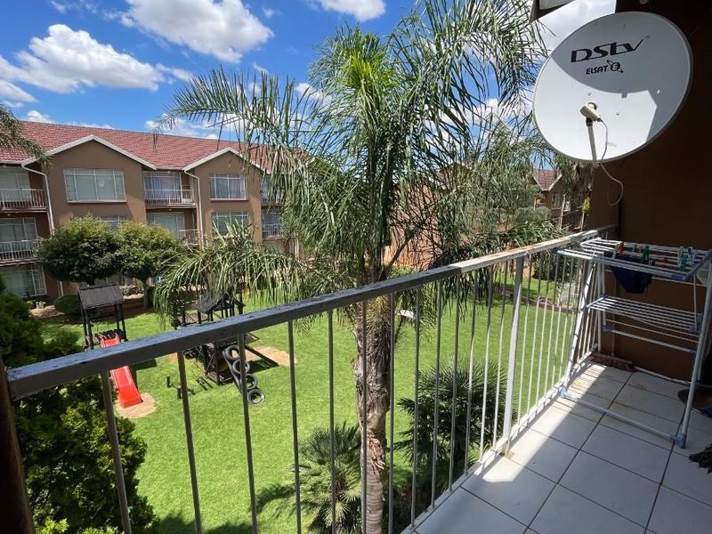 Modern 2 Bedroom Townhouse for Sale - Florida, Roodepoort - Photo 10