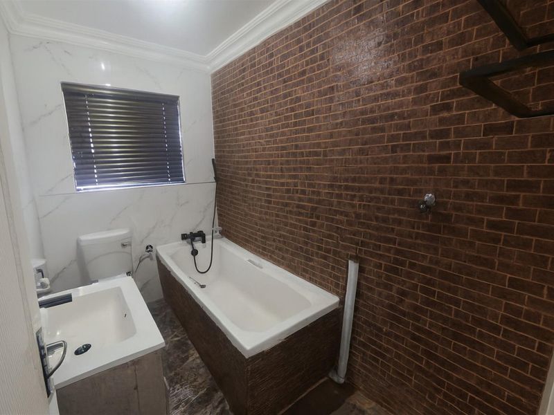 Modern 2 Bedroom Townhouse for Sale - Florida, Roodepoort - Photo 8