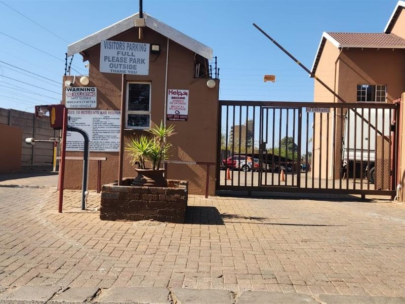 Modern 2 Bedroom Townhouse for Sale - Florida, Roodepoort - Photo 2