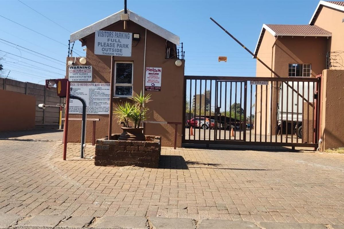 Modern 2 Bedroom Townhouse for Sale - Florida, Roodepoort - Photo 2