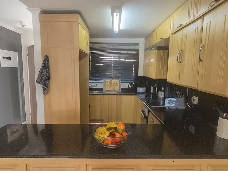 Modern 2 Bedroom Townhouse for Sale - Florida, Roodepoort - Photo 4