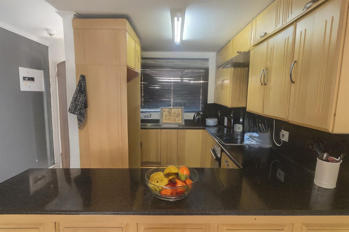 Modern 2 Bedroom Townhouse for Sale - Florida, Roodepoort - Photo 4