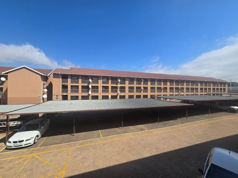 Modern 2 Bedroom Townhouse for Sale - Florida, Roodepoort - Photo 3
