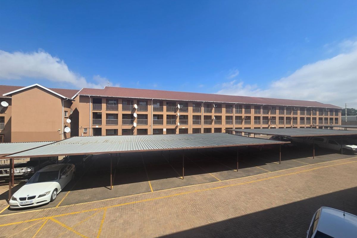 Modern 2 Bedroom Townhouse for Sale - Florida, Roodepoort - Photo 3