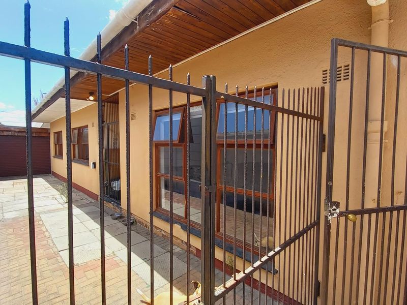 (Price Reduced) 4 bedroom House For Sale in Parow - Photo 2
