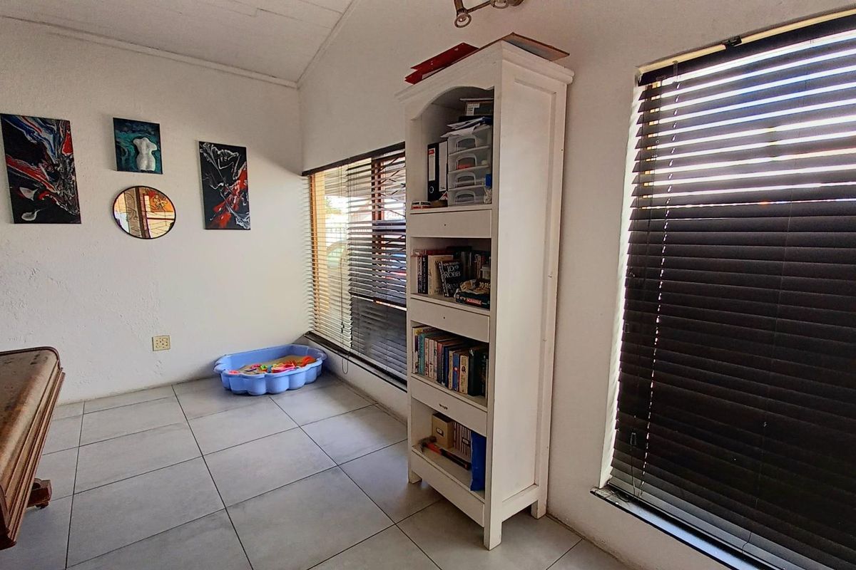 (Price Reduced) 4 bedroom House For Sale in Parow - Photo 3