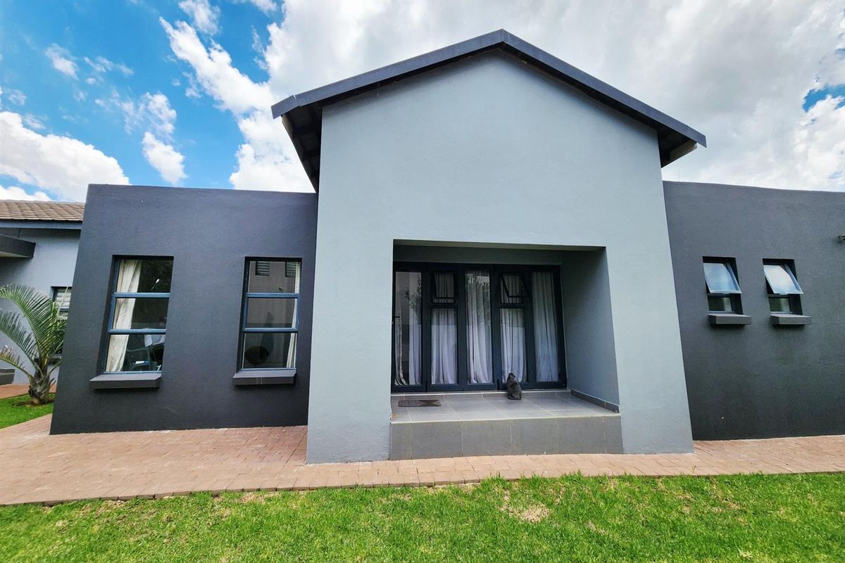Modern 4 Bedroom 3 Bathroom House with Domestic Room for sale in Copperleaf Centurion - Photo 3