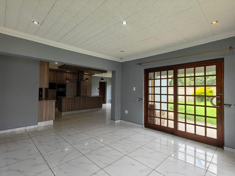 Modern Comfort and Practical Living in a Well-Finished Family Home - Photo 8