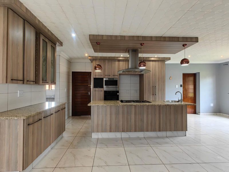 Modern Comfort and Practical Living in a Well-Finished Family Home - Photo 3