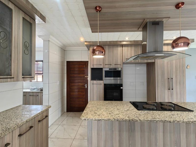 Modern Comfort and Practical Living in a Well-Finished Family Home - Photo 5