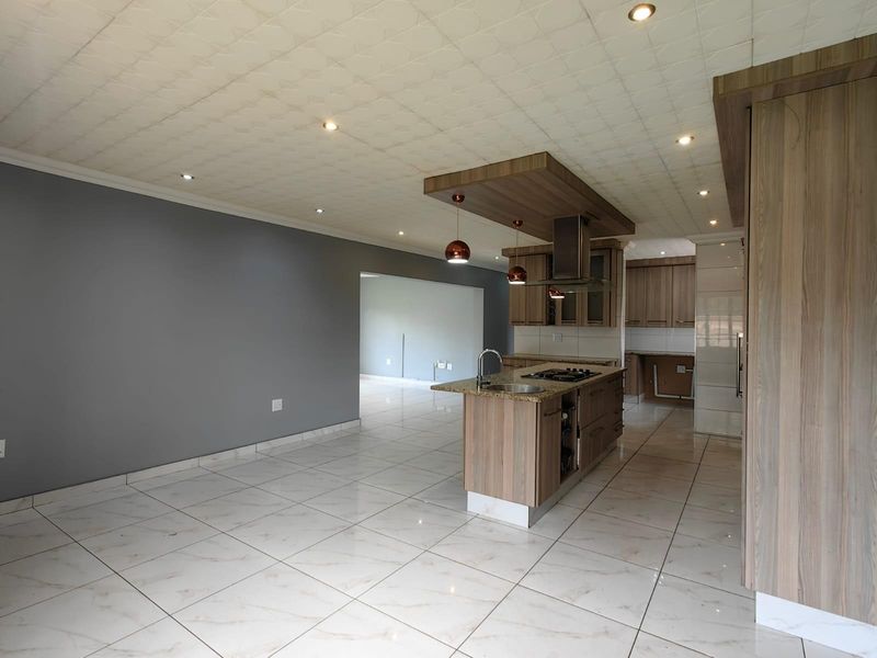 Modern Comfort and Practical Living in a Well-Finished Family Home - Photo 2