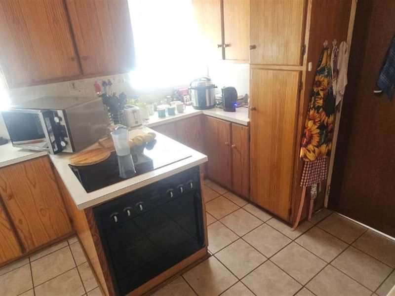 Spacious three-bedroom, two-bathroom family home situated in a popular area. - Photo 7