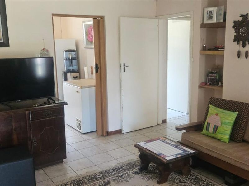 Spacious three-bedroom, two-bathroom family home situated in a popular area. - Photo 3