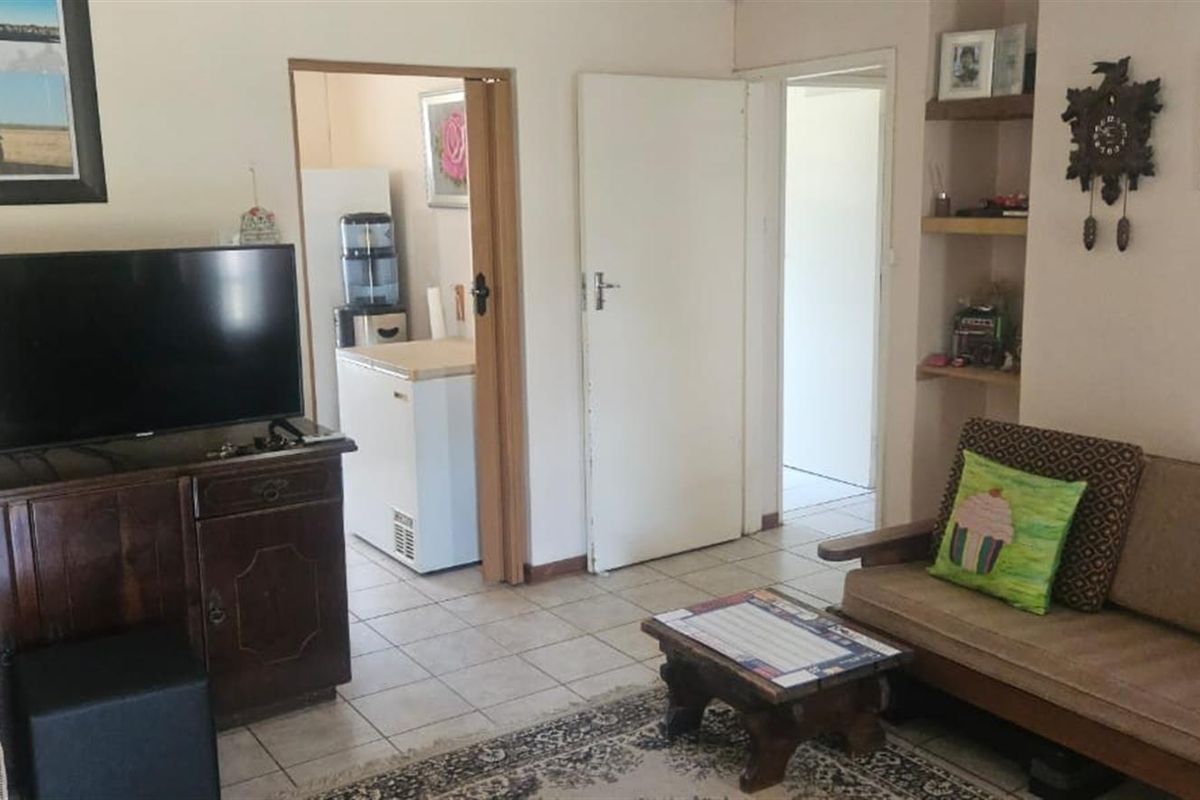 Spacious three-bedroom, two-bathroom family home situated in a popular area. - Photo 3