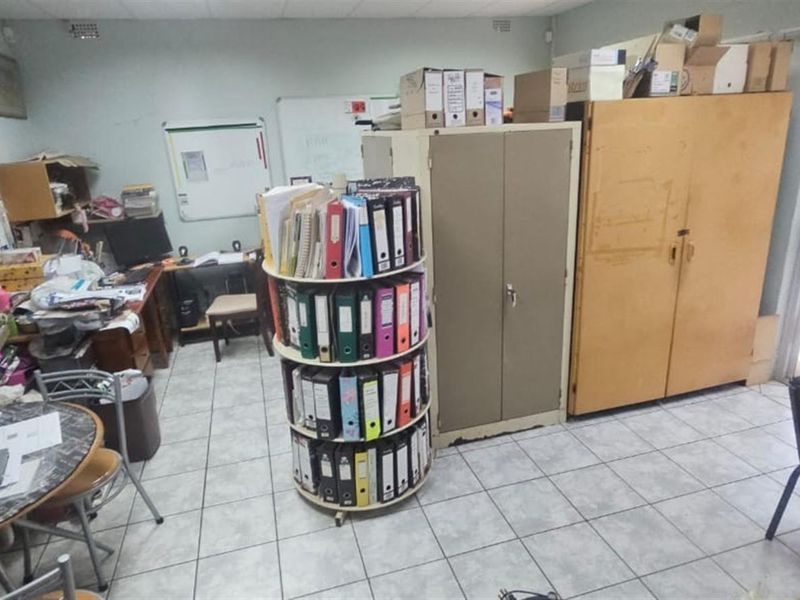 Spacious three-bedroom, two-bathroom family home situated in a popular area. - Photo 8