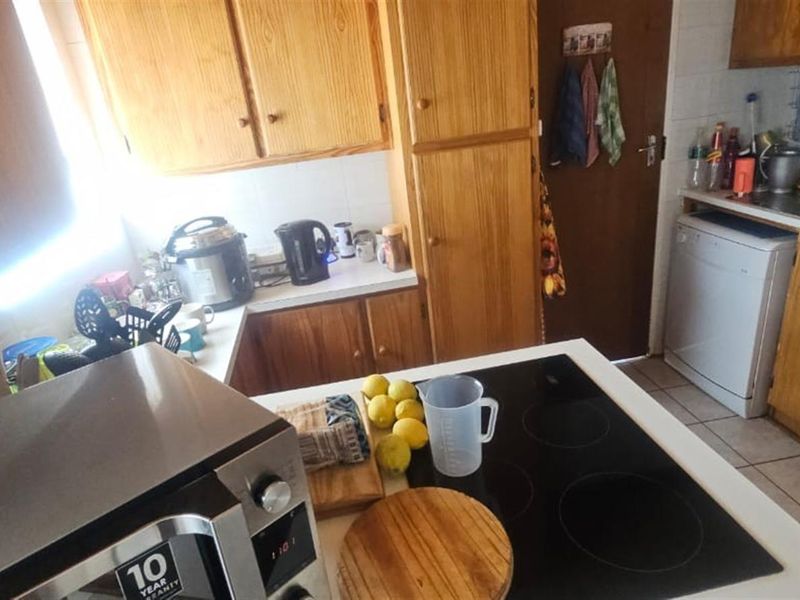 Spacious three-bedroom, two-bathroom family home situated in a popular area. - Photo 6