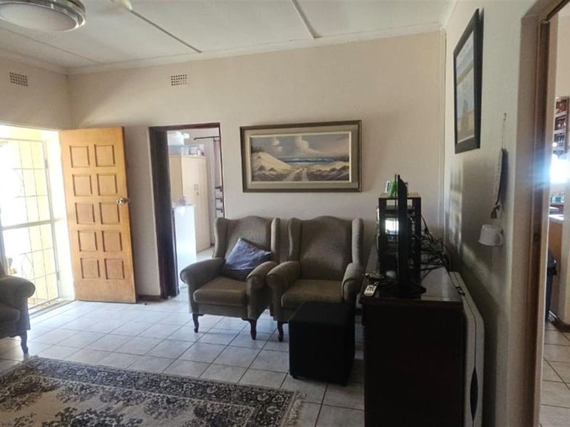 Spacious three-bedroom, two-bathroom family home situated in a popular area. - Photo 4