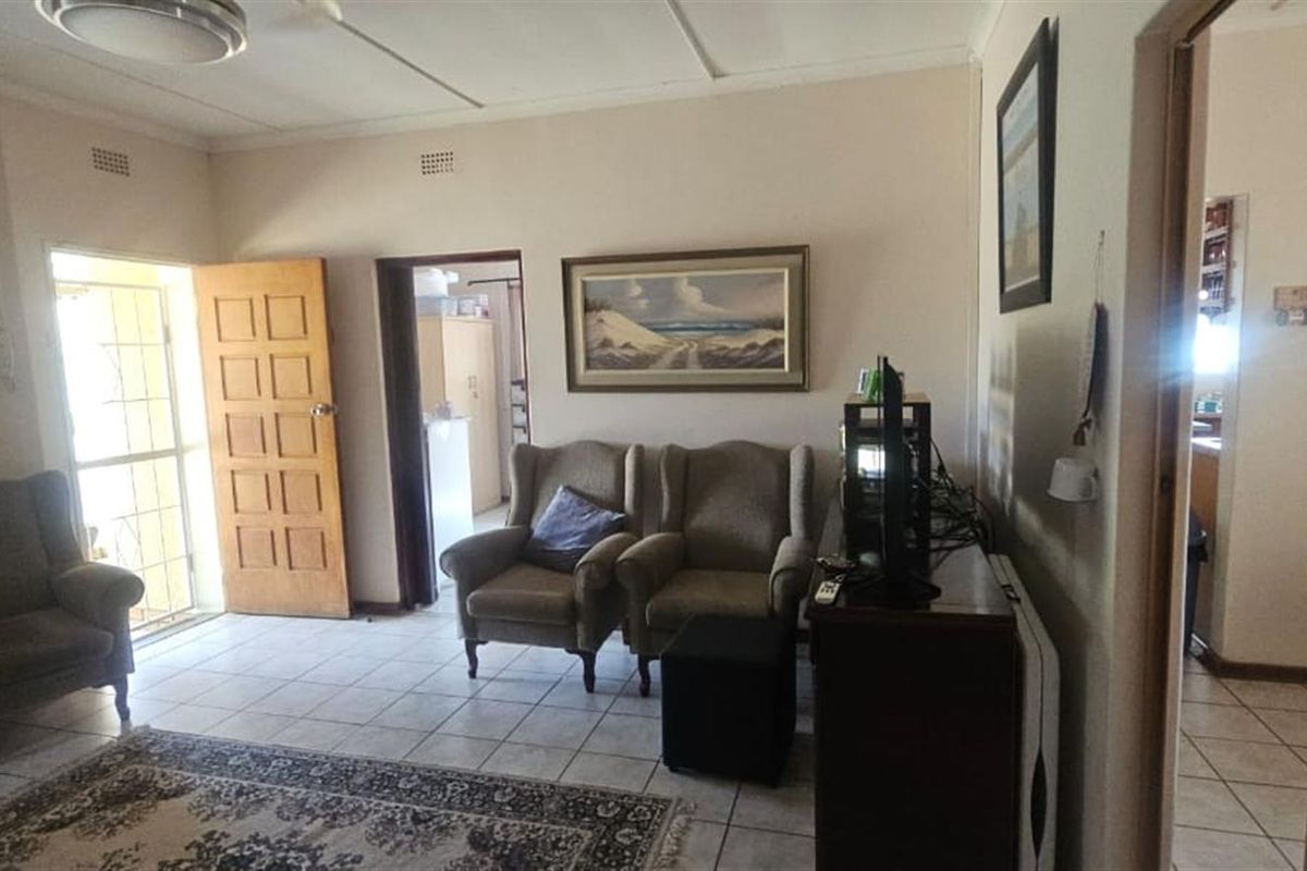 Spacious three-bedroom, two-bathroom family home situated in a popular area. - Photo 4