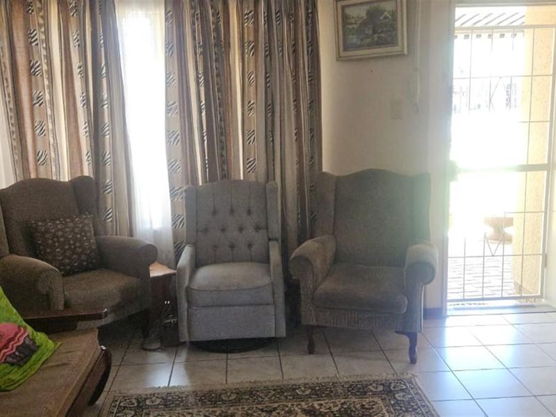 Spacious three-bedroom, two-bathroom family home situated in a popular area. - Photo 2