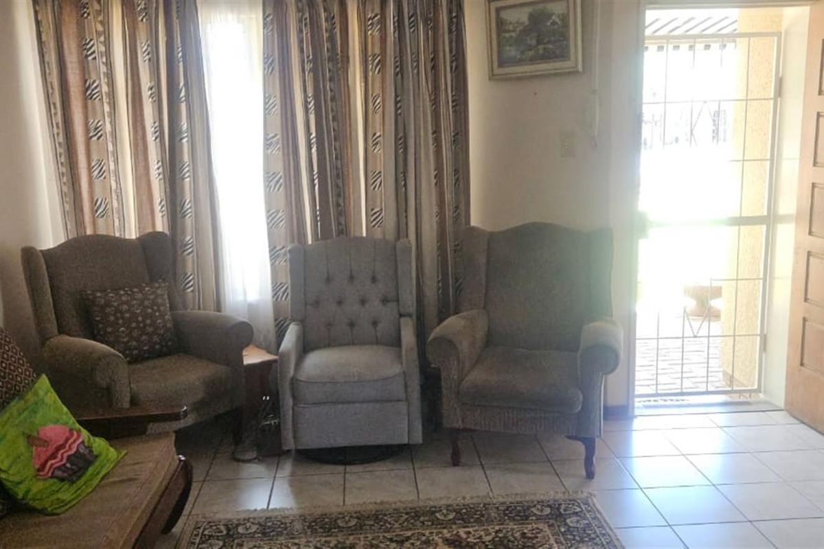 Spacious three-bedroom, two-bathroom family home situated in a popular area. - Photo 2