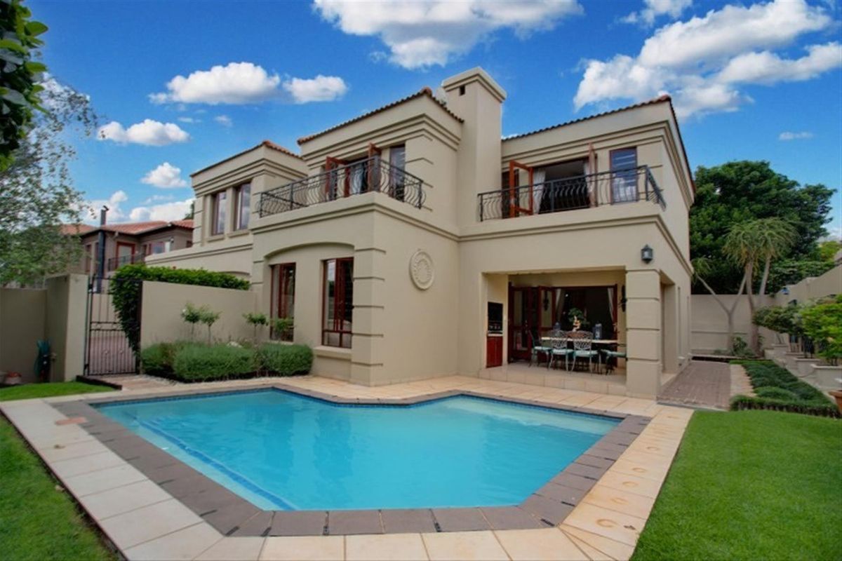 Beautiful 4 bed, secure Cluster home for sale in Bryanston. - Photo 2