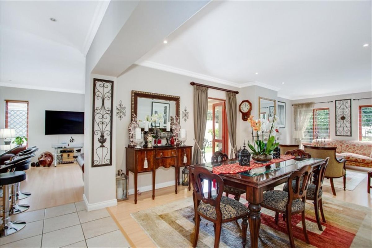 Beautiful 4 bed, secure Cluster home for sale in Bryanston. - Photo 5