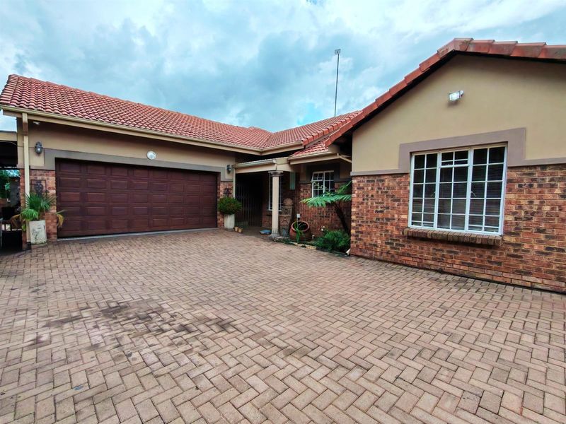 3 Bedroom house in Kanonkop - Photo 2