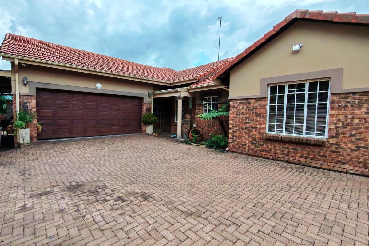3 Bedroom house in Kanonkop - Photo 2
