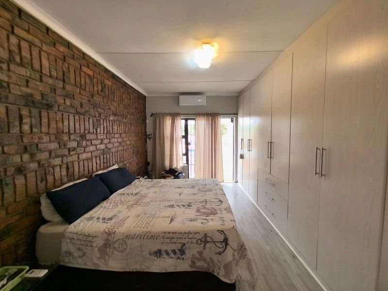 A Spacious Home With Heart And a Flat in Verwoerdpark, Kimberley - Photo 9