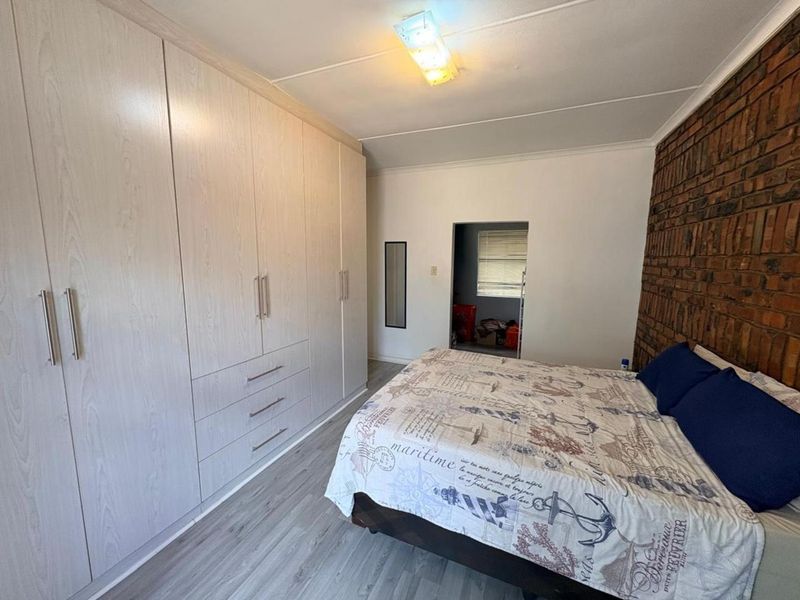 A Spacious Home With Heart And a Flat in Verwoerdpark, Kimberley - Photo 10