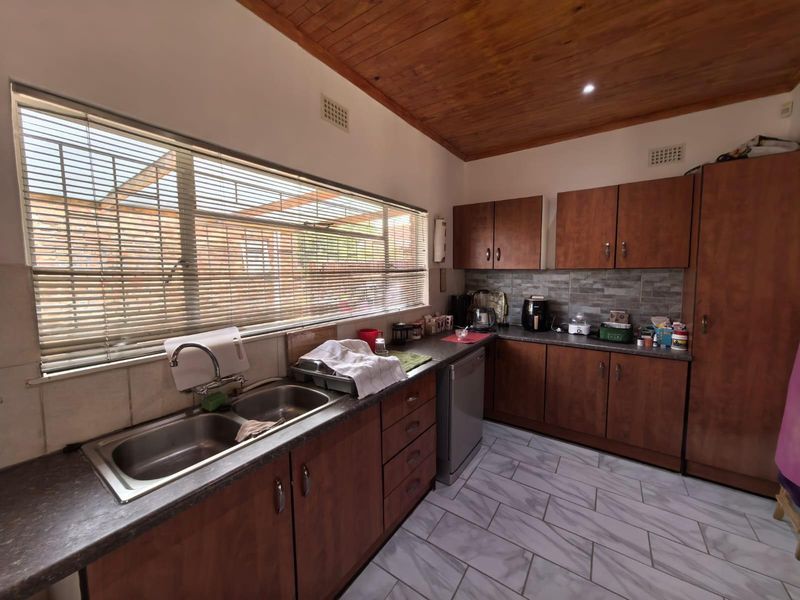 A Spacious Home With Heart And a Flat in Verwoerdpark, Kimberley - Photo 9